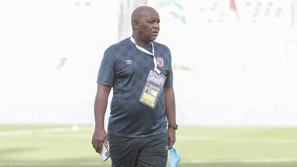 في طقوس اعتادها قبل كل مباراة.. موسيماني يطوف بجنبات "دونور" قبل نهائي دوري الأبطال بين الأهلي وكايزر شيفس