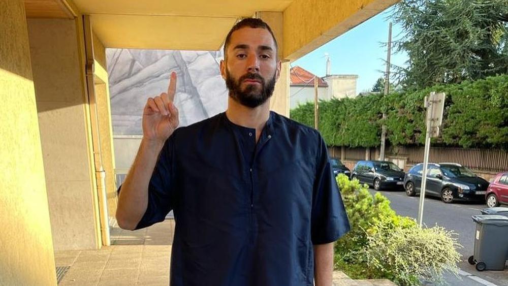 ريال مدريد يعلن إصابة نجمه بنزيما بفيروس "كورونا"