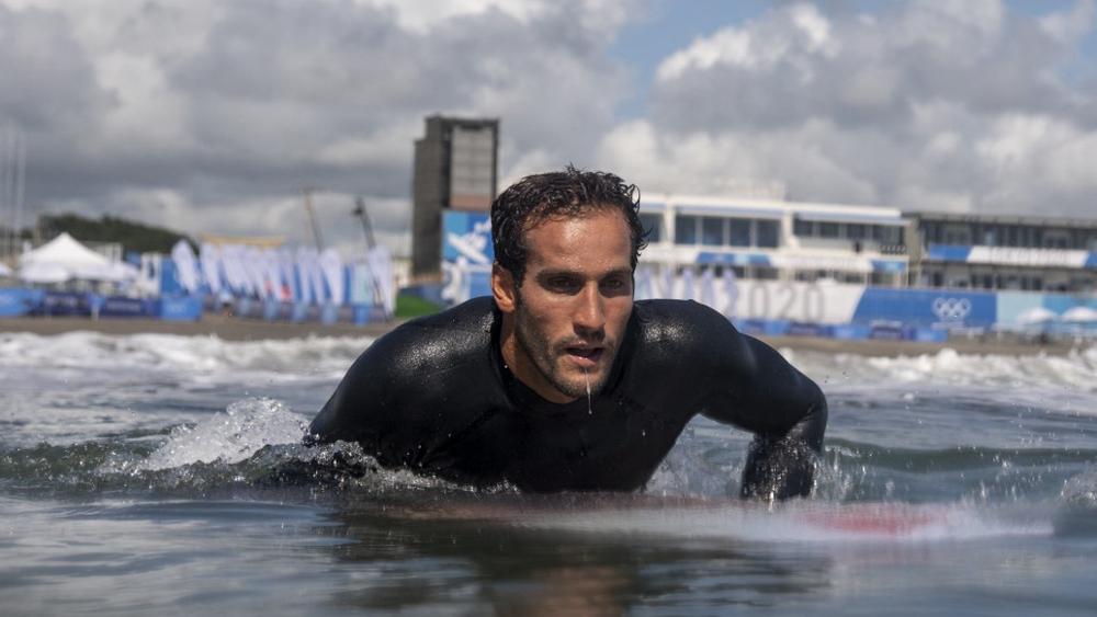 المغربي بوخيام يودِّع أولمبياد "طوكيو 2020" بهزيمته ضد الفرنسي بوريز في رياضة ركوب الأمواج