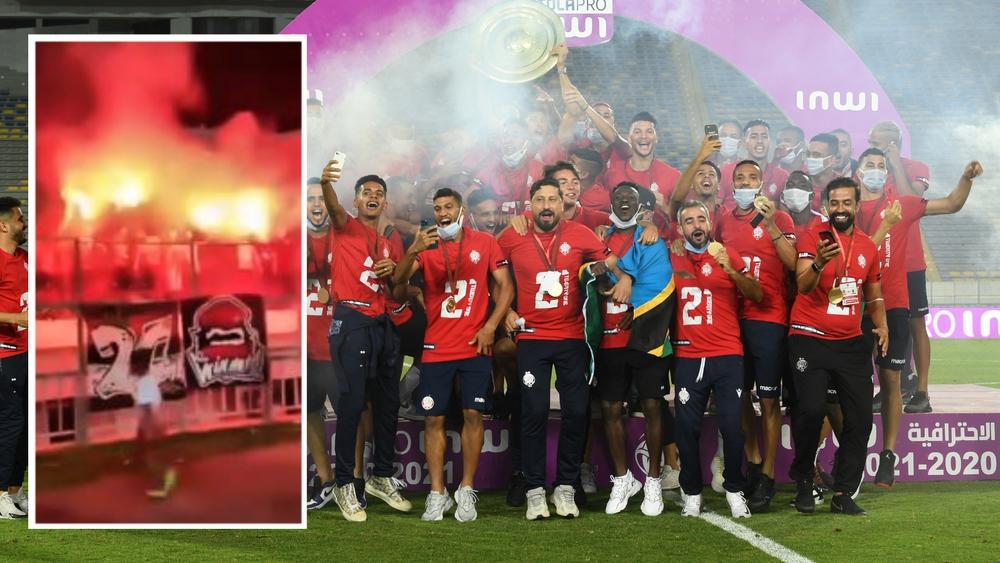 لاعبو الوداد يحتفلون بالدرع الـ21 بـ"كراكاج" في قلب "الكورفا نورد" خلف لافتة تحمل شعار "الوينرز"