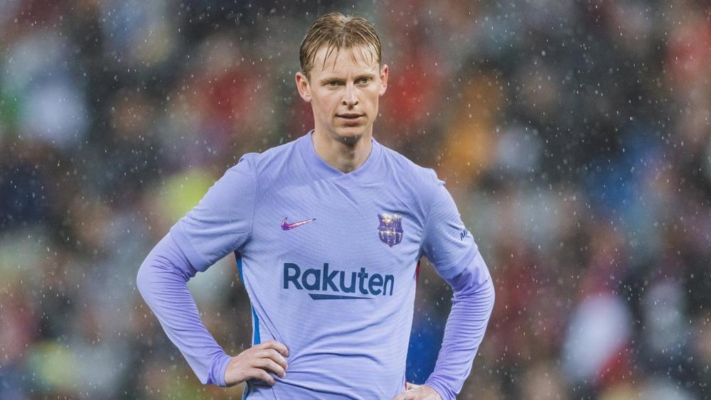 غياب دي يونغ وجابي عن مباراة "خوان غامبر" بسبب الإصابة