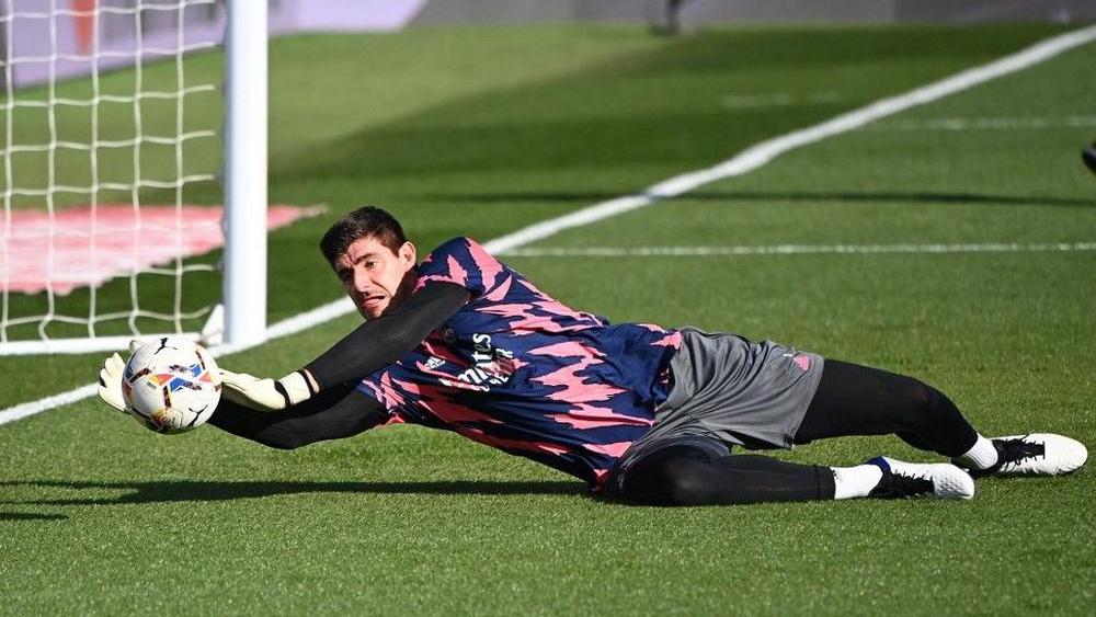 رسميا/ ريال مدريد يمدد عقد حارسه كورتوا لغاية صيف 2026