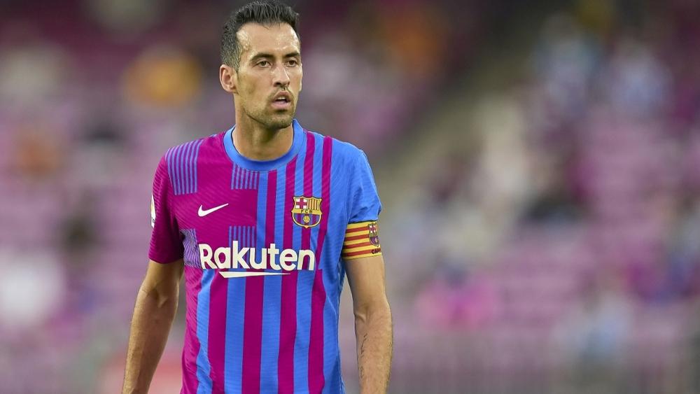 سيرجيو بوسكيتس يوافق على خفض راتبه مع برشلونة