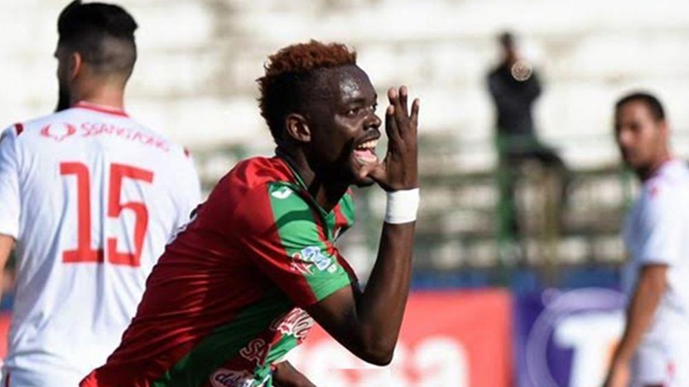 المهاجم الكونغولي غي مبينزا يؤكد انتقاله للوداد بنشر شعار الفريق الأحمر على حسابه الشخصي بالـ"انستغرام"