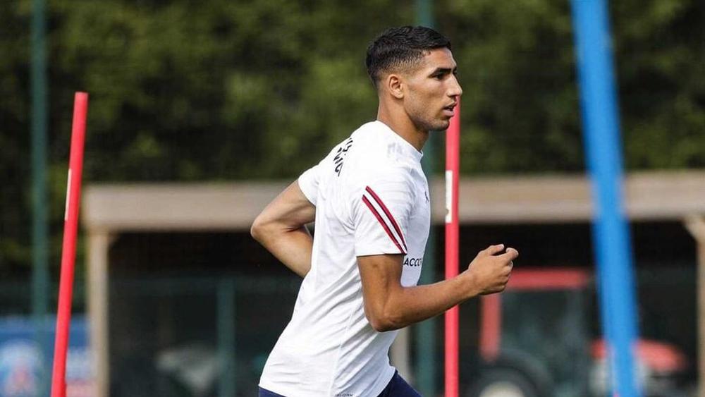 أشرف حكيمي يلتحق بتدريبات باريس سان جيرمان ويعلق: "لقد عدت"