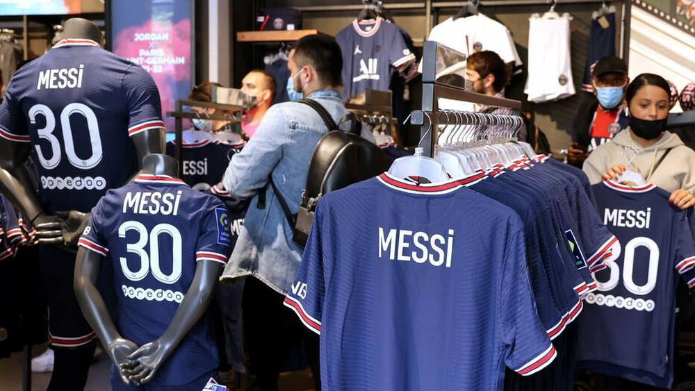 ميسي "ينعش" خزينة سان جيرمان.. مبيعات قمصانه فاقت بـ50% ما حققه نيمار من مبيعات في 2017