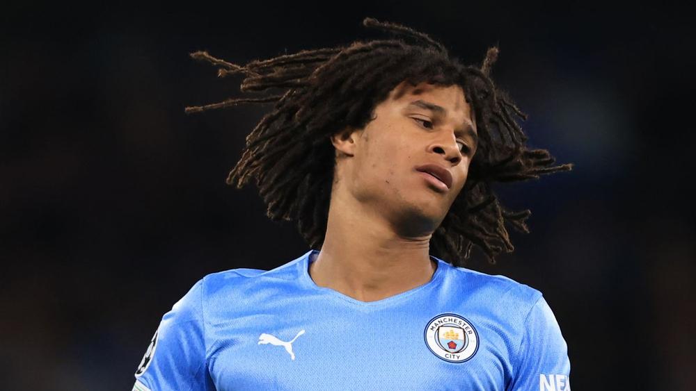 وفاة والد "أكي" مدافع مانشستر سيتي "دقائق فقط" بعد تسجيل ابنه هدفه الأول في دوري الأبطال!