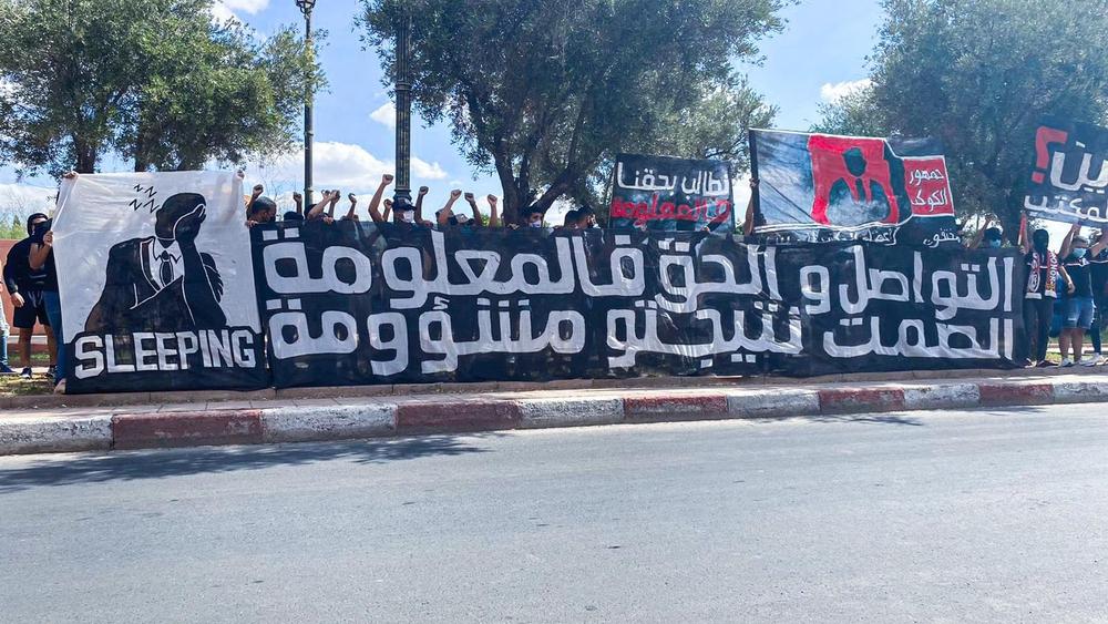 فصيل "كريزي بويز" يُنظم وقفة احتجاجية على رئيس الكوكب المراكشي حنيش