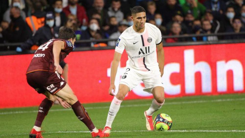 الأسد المغربي يزأر في فرنسا.. حكيمي ينقذ سان جيرمان من فخ ميتز بثنائية اختتمت بهدف "قاتل" (90'+5)