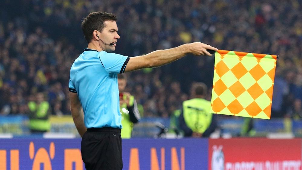 فينجر يكشف عن تقنية جديدة في كرة القدم ستحسب التسلل "أوتوماتيكيًا".. والتجربة العام المقبل