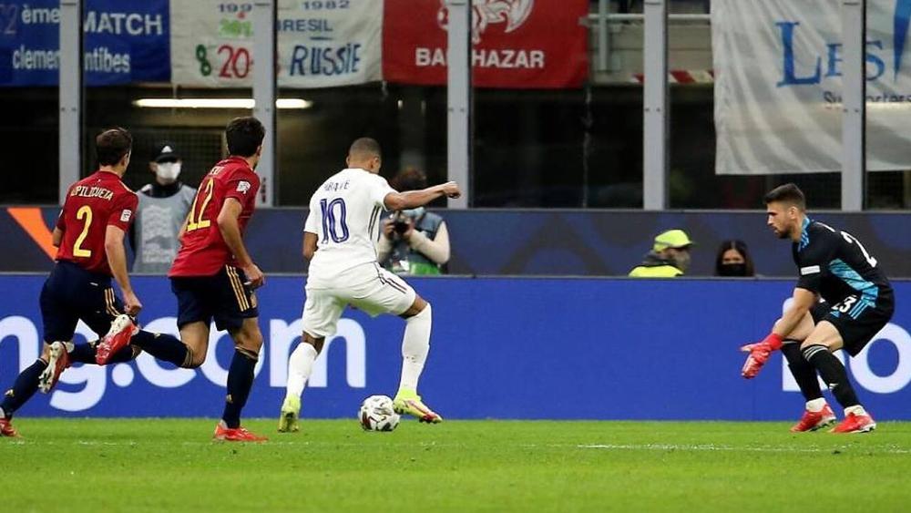 "هدف مبابي" يدفع الـ"يويفا" للتفكير في "تغيير قوانين التسلل"