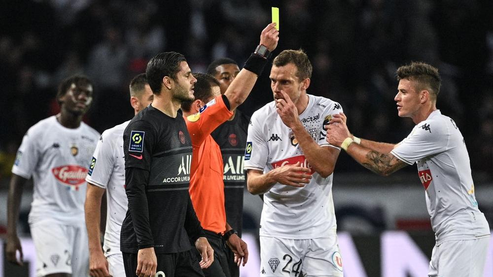 لاعب أنجيه غاضبا: "الـ'VAR'؟ يخسرون الملايين من أجل شيء لا يعرفون استخدامه.. أفضِّل استقبال 5 أهداف على أن أنهزم بهذه الطريقة"!