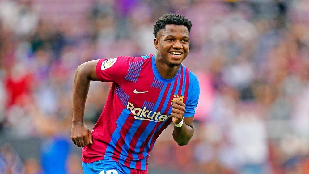 أنسو فاتي أساسي ضد فالنسيا وأغويرو يبدأ احتياطيا