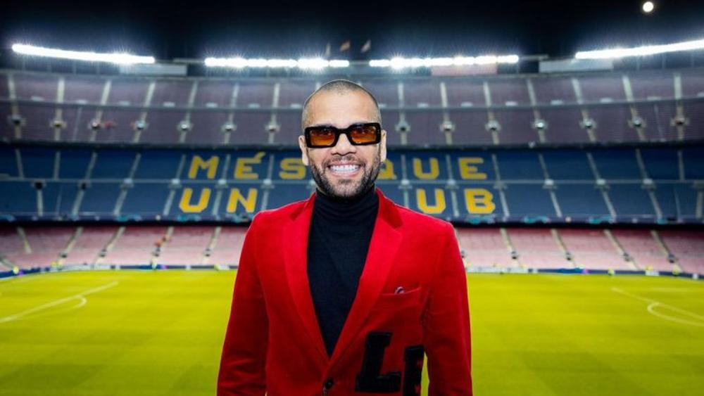 داني ألفيس يتوقع فوز برشلونة في "الكلاسيكو" على ريال مدريد