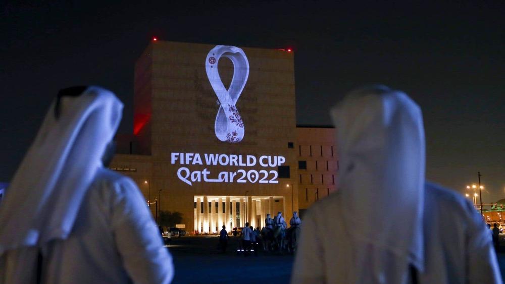 قوارب عائمة وخيم في الصحراء بطابع عربي.. حلول "مبتكرة ومؤقتة" لاستيعاب الزوار المحتملين خلال مونديال قطر