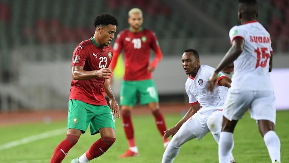 قبل حوالي أسبوعيْن من مواجهة "الأسود" بالمغرب.. السودان تشهد انقلاباً عسكرياً!