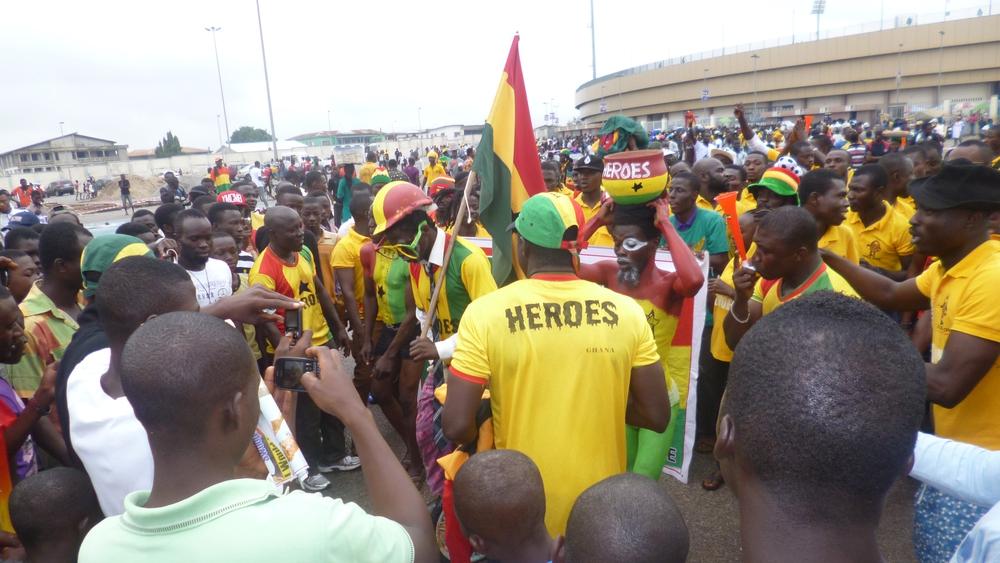 غانا تفرض على الجماهير "جواز التلقيح" لدخول الملاعب بعد تطعيم 4٪ فقط من المواطنين!