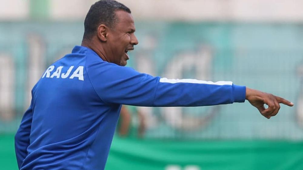 جماهير الرجاء ترفض التعاقد مع غاريدو أو غيره: "لا كنتُو غاتسيفطُو الشّابي جيبو مدرّب كبير ولا خلّيوه وعطِيوه أَسلِحة باش يلعَب"