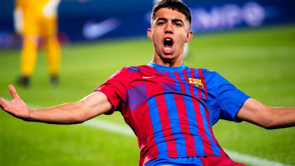 حساب برشلونة في "تويتر": "أخوماش يسجل حضوره للمرة الأولى مع النادي في الديربي بعمر الـ17 سنة فقط!"