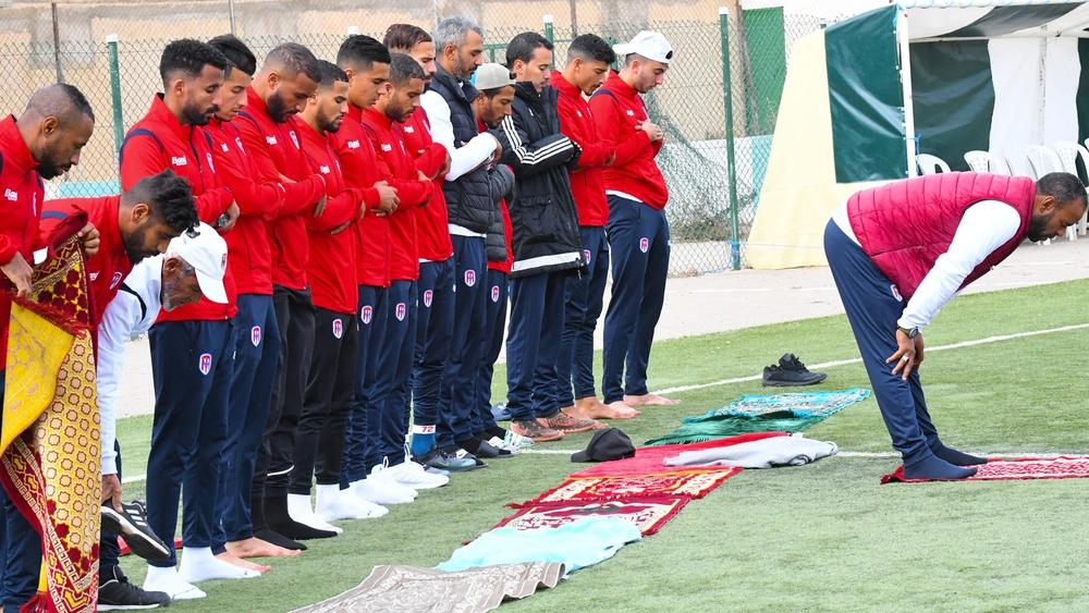لاعبو وداد تمارة مُتصدّر "قسم الهواة" يؤدون صلاة الظهر قبل مباراة شباب مريرت والنادي يُعلّق: "أولوياتنا فوق كل الاعتبارات"