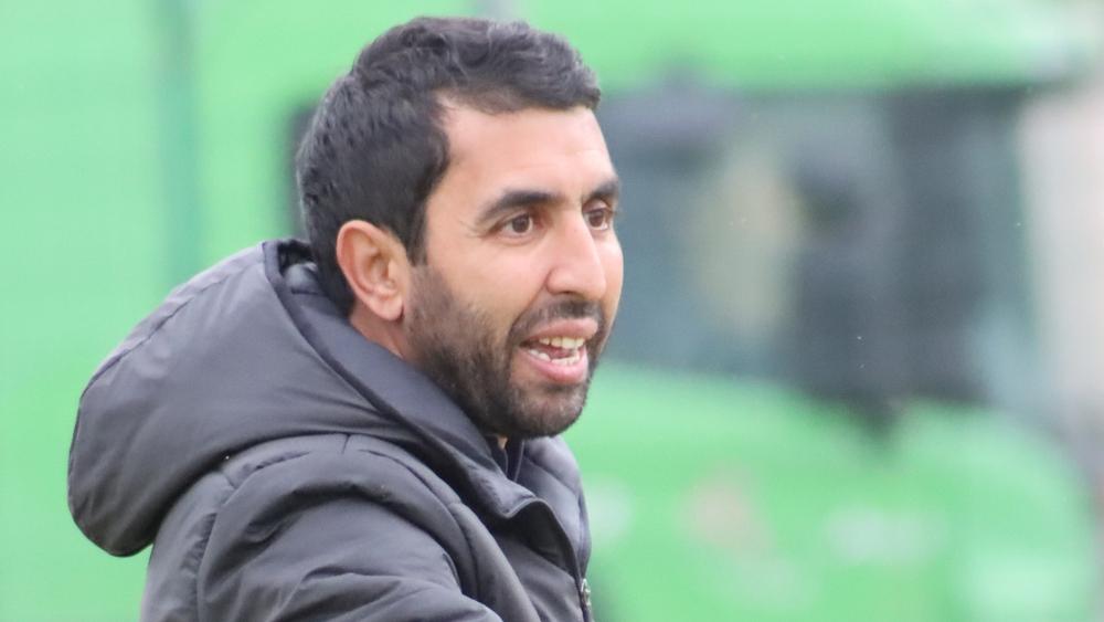 المدرب المساعد عبد الصمد الوراد يقود أولمبيك خريبكة في مباراة حسنية أكادير