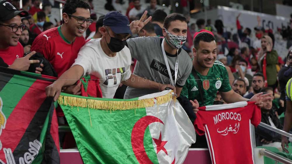 مُشجعون جزائريون يُرافقون الجماهير المغربية في مساندة "الأسود" ضمن مباراة السعودية