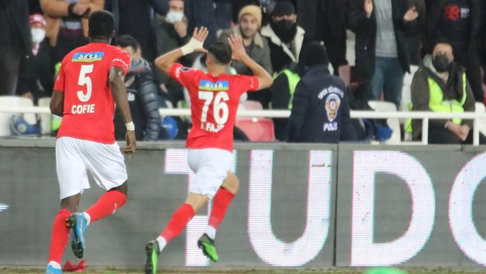 الدوري التركي/ فيصل فجر يهز الشباك ويقود سيفاس سبور للانتصار على غلطة سراي بهدف نظيف