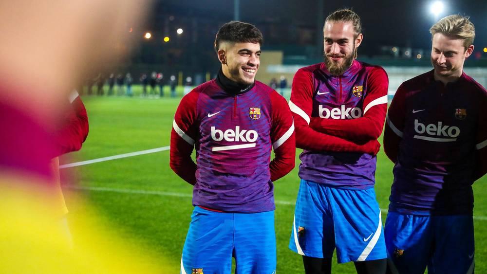 لاعبو برشلونة يحتفون بالزلزولي بمناسبة عيد ميلاده الـ20