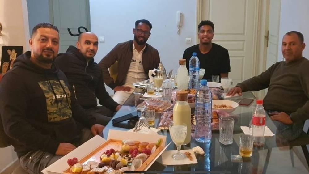 الركراكي يقوم بزيارة لبيت العملود بعد إجرائه للعملية الجراحية والأخير يرد: "شكرا جزيلا كوتش"