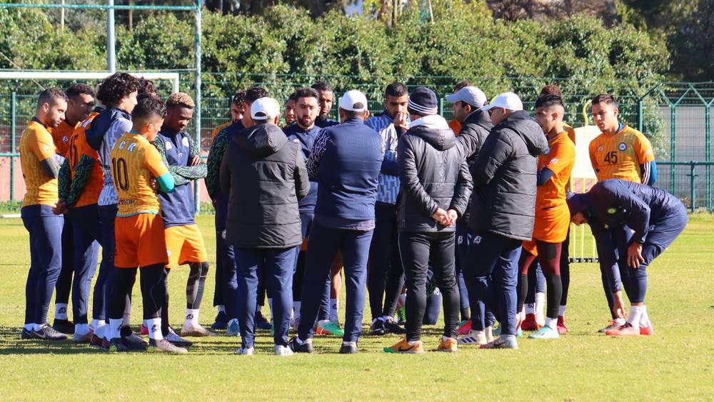 أولمبيك خريبكة يحتج على العصبة: "قرار تأجيل مباراة الجيش والرجاء غير قانوني وسيمنح الأول أيام راحة إضافية قبل مواجهتنا"