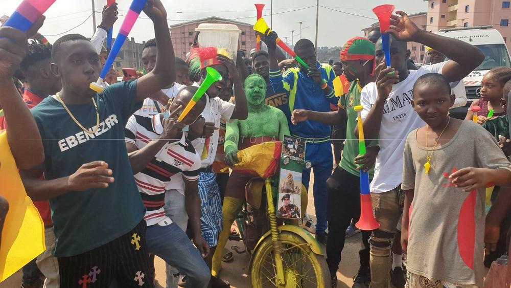 قبل ساعات قليلة من "ضربة البداية".. حضور جماهيري كبير بمحيط ملعب "أوليمبي" واستنفار أمني أكبر واحتمالية حضور رئيس البلاد لمباراة الافتتاح