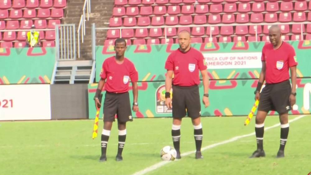 الطاقم التحكيمي يُنادي على المنتخبيْن التونسي والمالي لإتمام الدقائق المتبقية بعد إنهاء المباراة في وقت سابق!