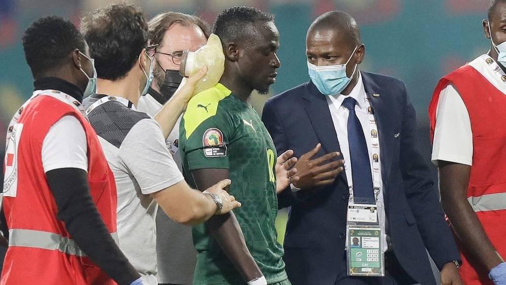 طبيب "الكاف" يدافع عن تعامل منتخب السنغال مع إصابة ماني