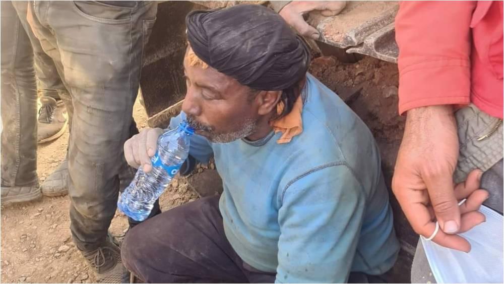 لاعبو المنتخب الوطني يتفاعلون مع "عمي علي الصحراوي" الذي يشارك في عملية إنقاذ "ريان"