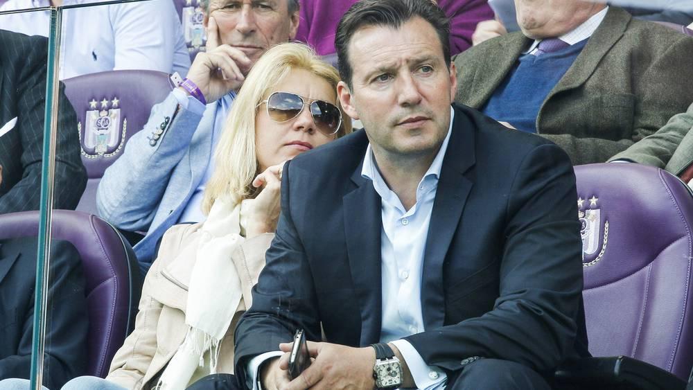 عقد فيلموتس "السري" مع الرجاء وإشراف زوجته المحامية على بنوده قد يزيد من صعوبة "إقالته"