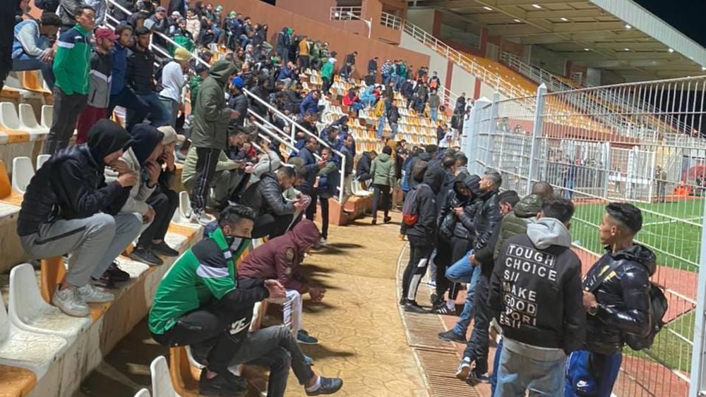 السلطات الأمنية لمدينة بركان ترفض مغادرة جماهير الرجاء للملعب بعد ساعتين على نهاية المباراة