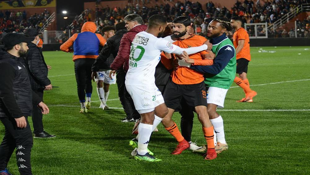 رسميا/ تغريم ن.بركان والرجاء مبلغ 25 ألف درهم لكل فريق لاقتحام بعض أنصارهما أرضية ملعب المباراة