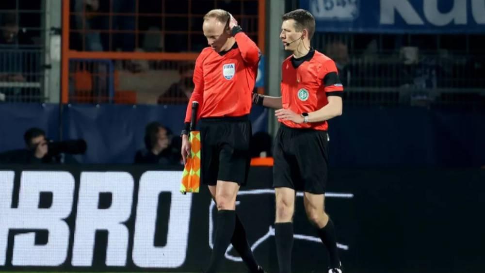 توقف مباراة بوخوم وبوروسيا مونشنغلادباخ في الدوري الألماني بعد إصابة الحكم المساعد بزجاجة "خمر" على مستوى الرأس