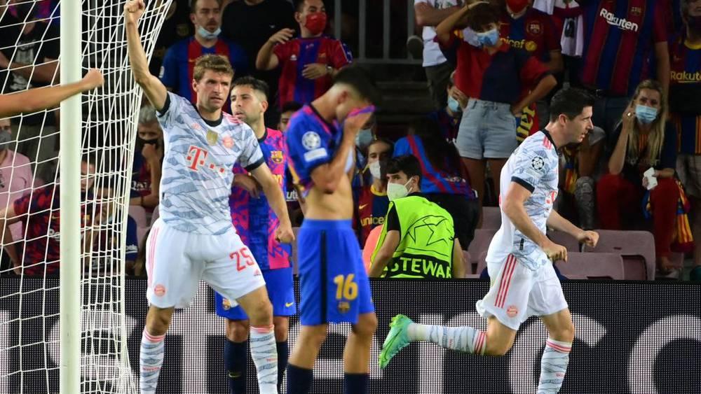 توماس مولر محتفلاً بفوز برشلونة في الكلاسيكو: "تحياتي على هذا الأداء"