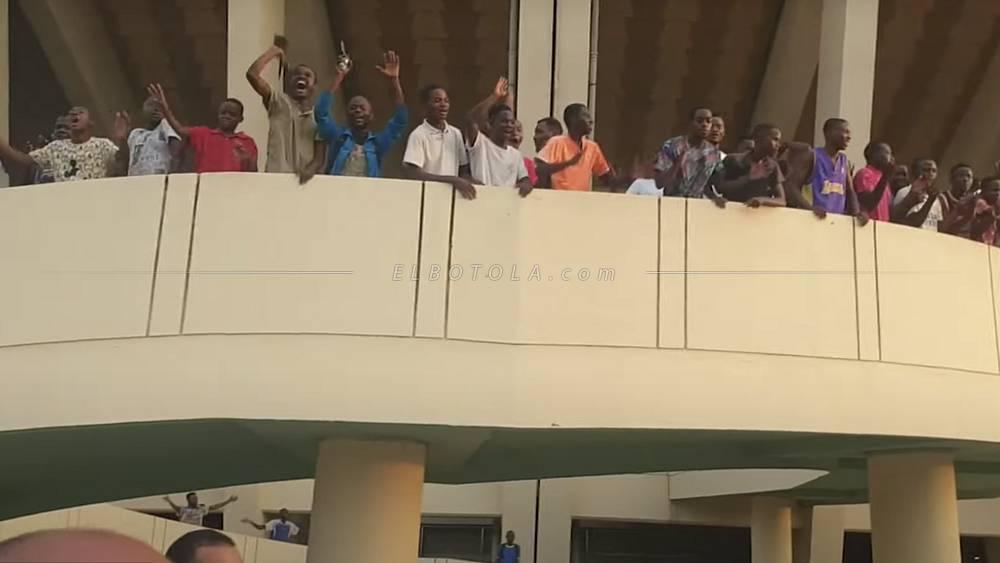 المنتخب المغربي يتفاجأ باقتحام عشرات الكونغوليين لملعب "كينشاسا" وتشويشهم على اللاعبين في الحصة التدريبية الأولى قبل مباراة الجمعة