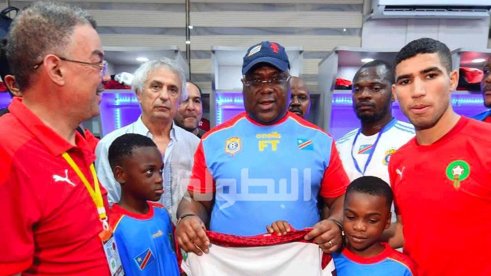 رئيس جمهورية الكونغو الديمقراطية يهنئ المنتخب الوطني بعد التعادل ويلتقط صورة تذكارية مع حكيمي بحضور لقجع
