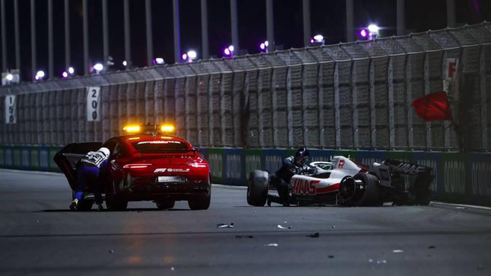 شوماخر يتعرض لحادث تصادم هائل خلال تجربة سباق السعودية للفورمولا-1