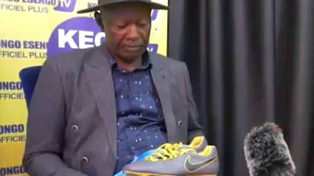 المصارع الكونغولي إيدانغوي موتو يقدم حذاء رياضيا لـ"الفهود" ويؤكد: "اللاعب الذي سيرتديه سيحقق التأهل للمونديال"