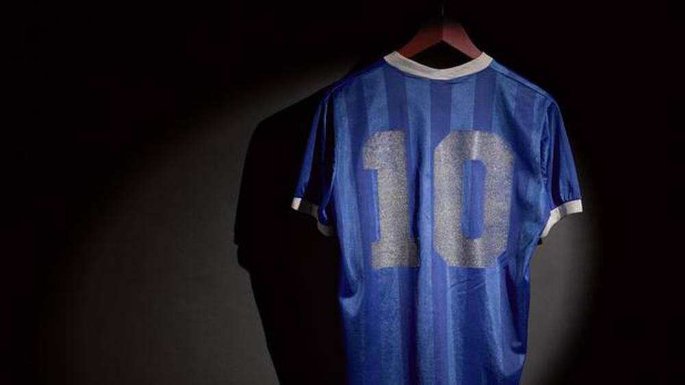 طرح قميص مارادونا أمام إنجلترا بكأس العالم 1986 للبيع في مزاد