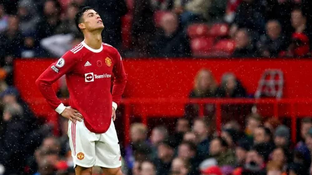 Les supporters de Liverpool se lèvent et applaudissent Cristiano Ronaldo, endeuillé et absent