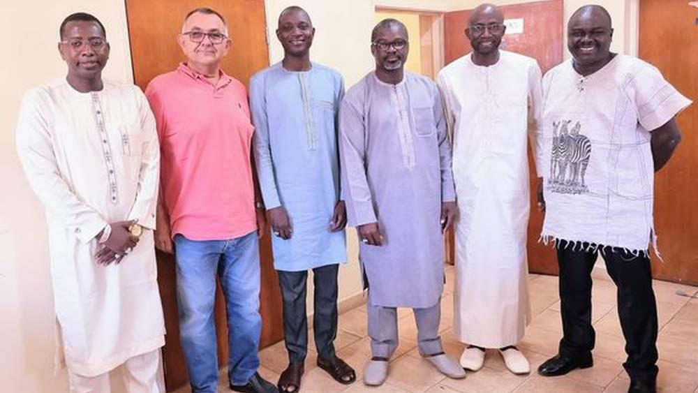 الاتحاد الغامبي يستقبل "بكاري غاساما" ردًا على الاتهامات الجزائرية ويصف الحكم بـ"فخر أفريقيا"