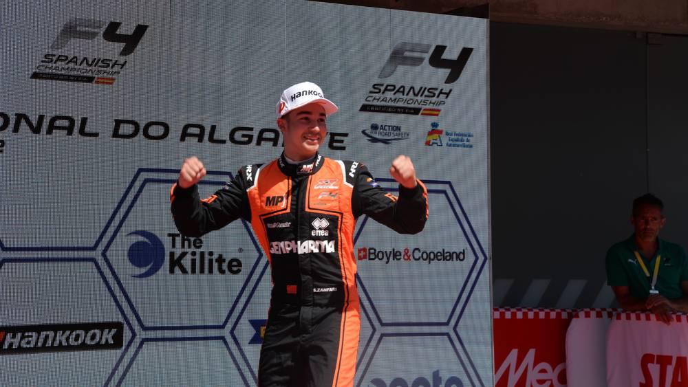 السائق المغربي سليمان زنفاري يتألق في افتتاح بطولة إسبانيا لـ"الفورمولا 4"