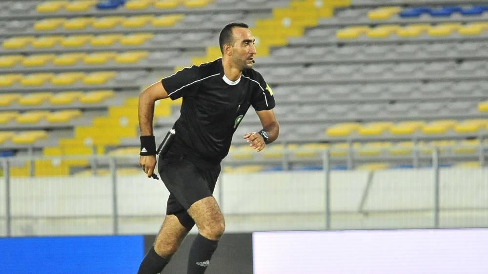 النحيح يقود مباراة الرجاء أمام الدفاع الحسني الجديدي والفارق في غرفة "الفار"