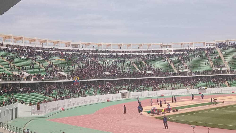 جماهير الجيش الملكي تستعد لرفع "تيفو" في نهائي كأس العرش أمام المغرب التطواني