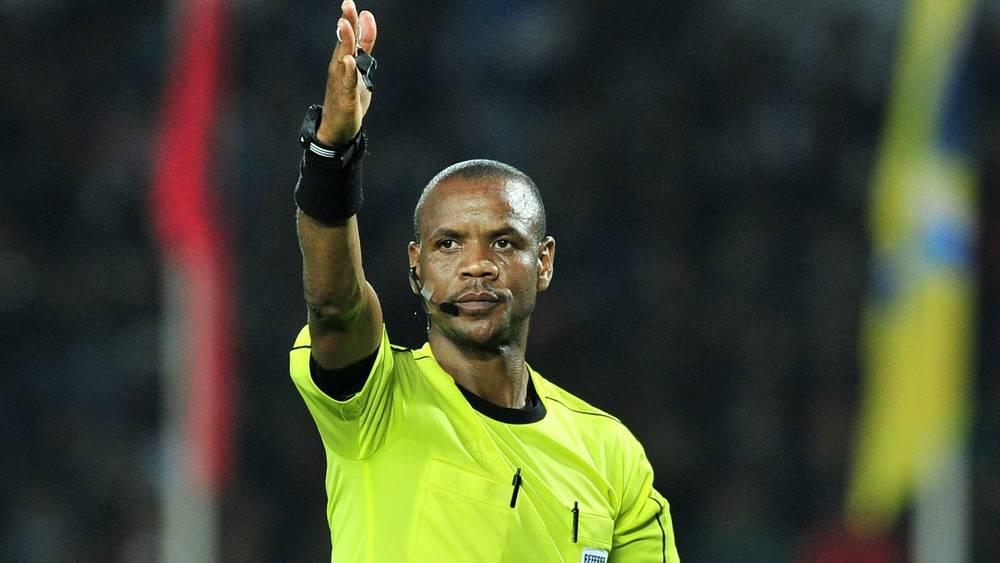 الزامبي سيكازوي يقود مباراة نهضة بركان وأورلاندو بيراتس في نهائي الكونفدرالية وثلاثي تحكيمي مصري في غرفة "الفار"